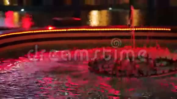 有红色照明的夜间游泳池在水中反射视频的预览图