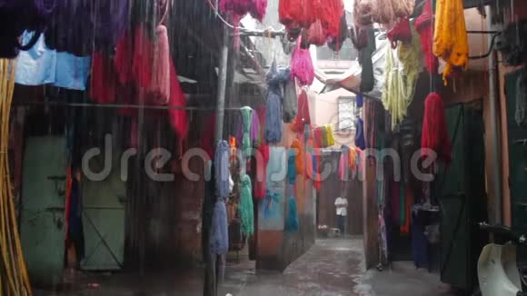 彩色染色纱线在摩洛哥的街道上烘干视频的预览图