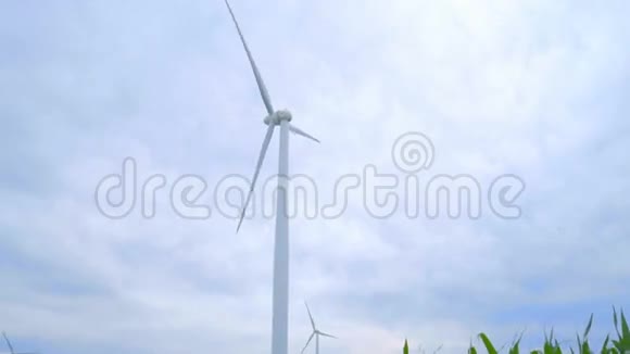风力发电机对抗多云的天空风力发电机组风力发电视频的预览图