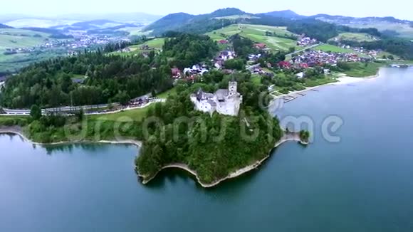 湖畔的老城堡视频的预览图