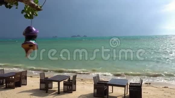 泰国苏梅岛暴风雨天气海滩上的餐桌视频的预览图