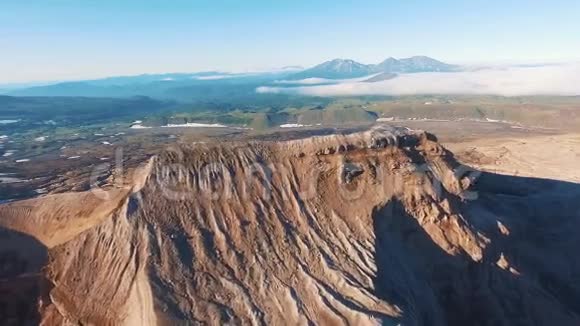 空中观景台在峡谷里飞行红山视频的预览图