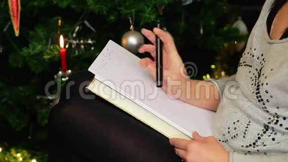 女人开始写信给圣诞老人视频的预览图