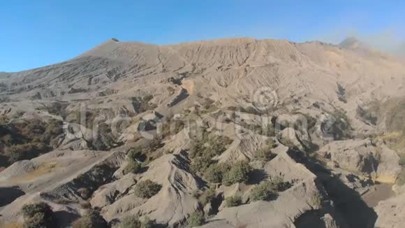 鸟瞰著名的活跃的布罗莫火山火山口或爪哇的腾格火山口内的贡农布罗莫山视频的预览图