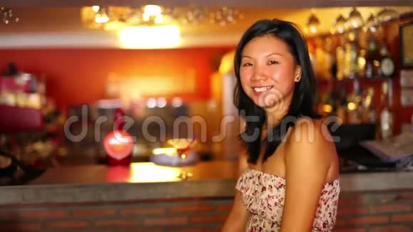 亚洲女孩面部表情在酒吧里惊讶不已视频的预览图