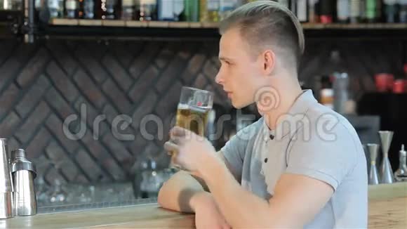 男人在酒吧欢呼视频的预览图