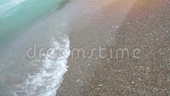 沙滩上的海浪慢动作视频的预览图