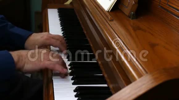 从侧面看老雄手弹钢琴视频的预览图