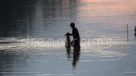 清晨的人在河中捕鱼剪影柬埔寨吴哥窟视频的预览图