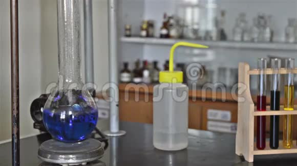 实验室实验中蓝液沸腾视频的预览图