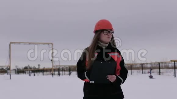 在油田工作的女工程师视频的预览图