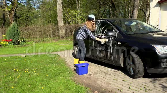 女人用肥皂海绵洗黑车视频的预览图