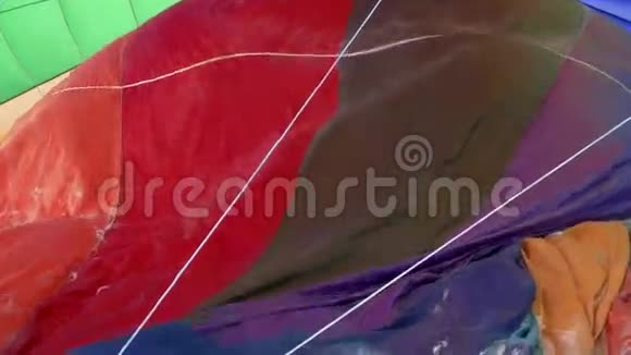 热空气填充彩色气球特写视频的预览图