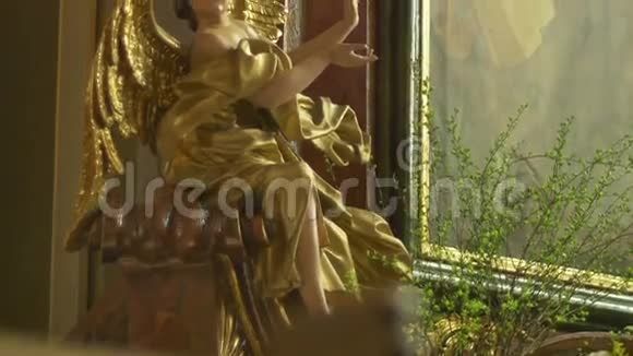镀金巴洛克天使雕塑视频的预览图