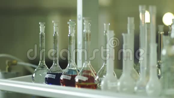 各种有色液体化学玻璃器皿视频的预览图