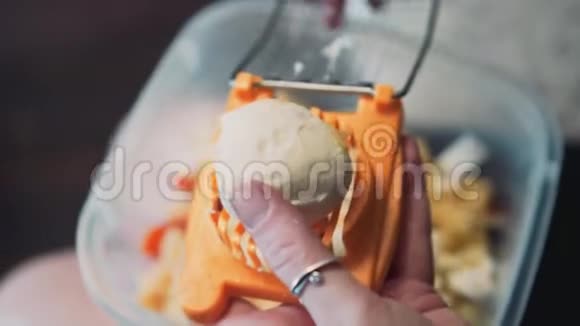 女性的手被切好煮鸡蛋做沙拉快关门视频的预览图