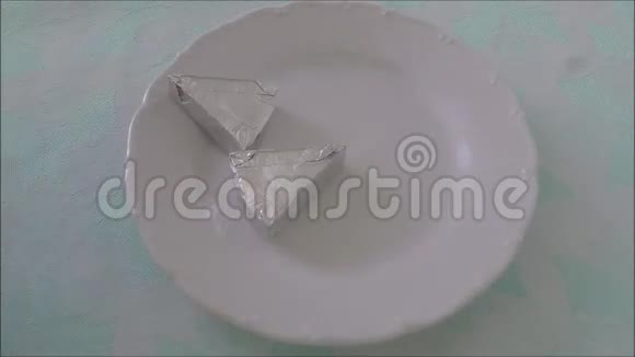 奶油奶酪呈三角形视频的预览图