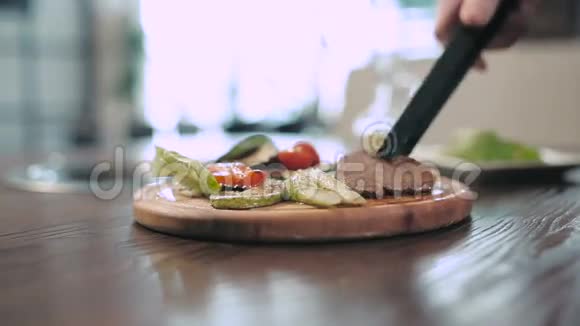 有烤肉和蔬菜的餐盘视频的预览图