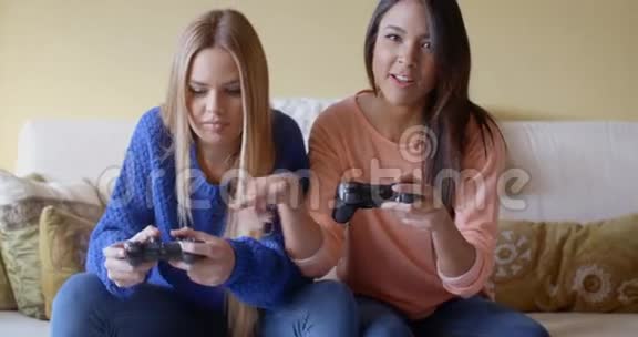 兴奋的女孩在家玩电子游戏视频的预览图