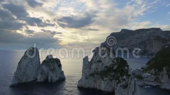 法拉格里尼岩石从明亮的蓝色地中海高耸意大利卡普里视频的预览图