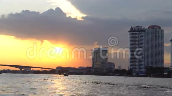 从曼谷朝海祈祷河的船景视频的预览图
