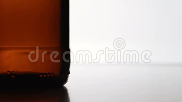 帽子掉在一个棕色的瓶子附近视频的预览图