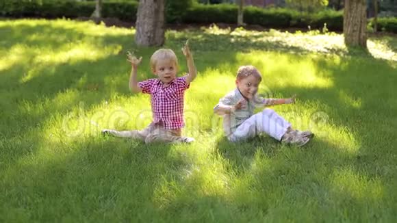 公园里两个小男孩在草地上玩耍视频的预览图