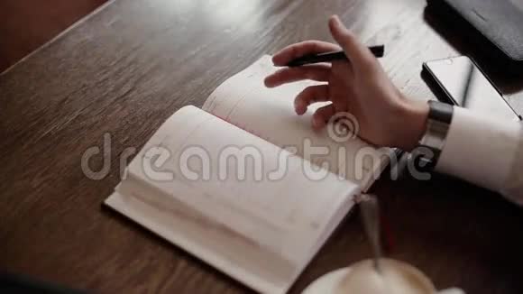 笔和垫人的手特写视频的预览图