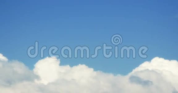 白云的全景云烟在多云的蓝天时间内飞行视频的预览图