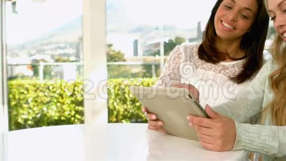 漂亮的女孩用平板电脑和笑声视频的预览图