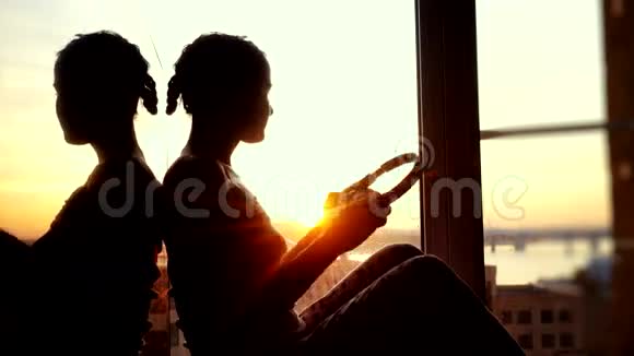 在城市日落背景下年轻女子在耳机上听音乐3840x2160视频的预览图