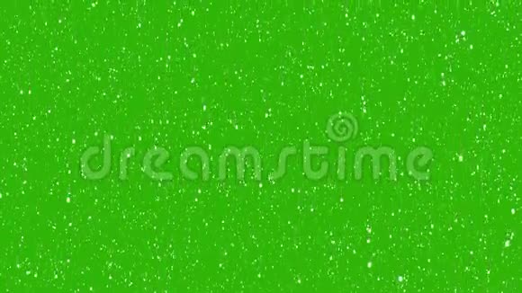 现实的雪落在绿色的背景上离群索居圣诞动画与阿尔法频道视频的预览图
