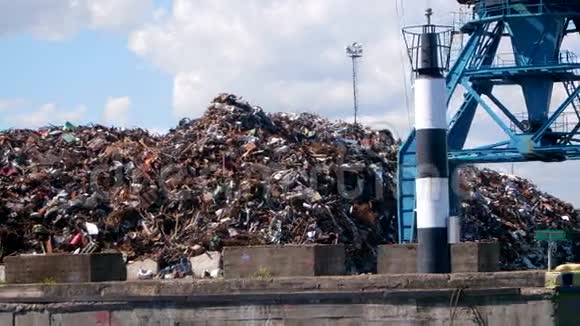 带有垃圾的货运港从船上看视频的预览图