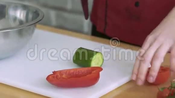 手切黄瓜西红柿放进碗里视频的预览图