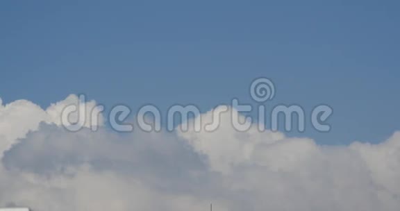 白云的全景云烟在多云的蓝天时间内飞行视频的预览图