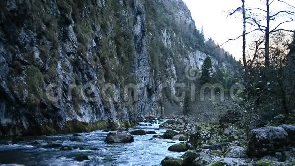 阿布哈兹高加索山脉溪流水波荡漾水面视频的预览图