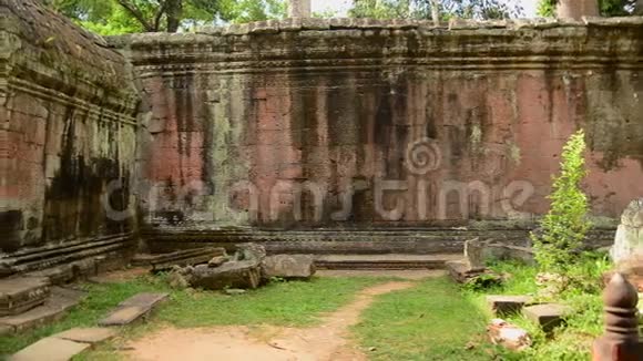 柬埔寨吴哥窟废弃寺庙牌坊和庭院180级视频的预览图
