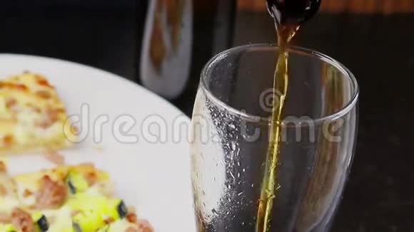 在意大利披萨的背景饮料和放松概念前加入一杯泡沫啤酒视频的预览图