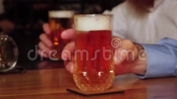 在人们面前的一个酒吧里用一副啤酒杯把它关上视频的预览图