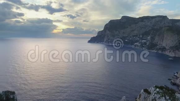 法拉格里尼岩石从明亮的蓝色地中海高耸意大利卡普里视频的预览图