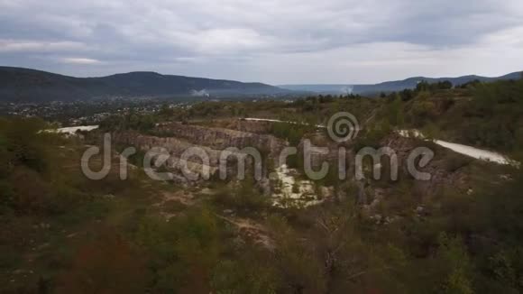 一个骑着摩托的年轻人沿着峡谷的悬崖骑着车空中观景4k视频的预览图