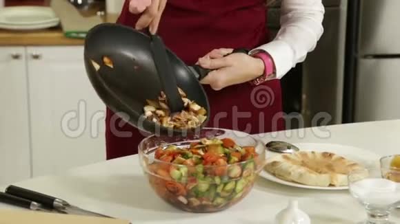 新鲜蔬菜和面包沙拉视频的预览图