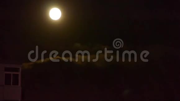 月圆在多云的天空夜间飞行过云神秘仙境的场景视频的预览图