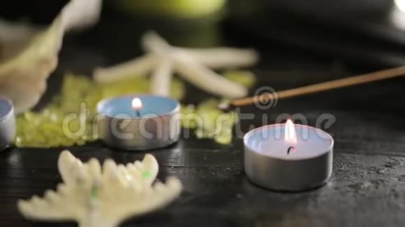 温泉沙龙和按摩油的绿色蜡烛视频的预览图