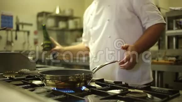 厨师在餐厅厨房做饭视频的预览图