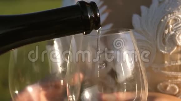 一对恩爱夫妻的团队合作庆祝成功和胜利将瓶中的起泡葡萄酒倒入透明葡萄酒中视频的预览图