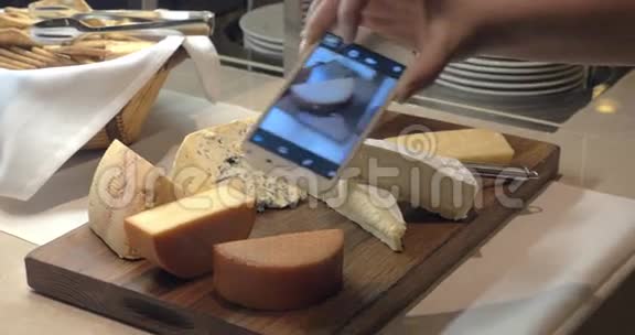 手拿奶酪的照片视频的预览图