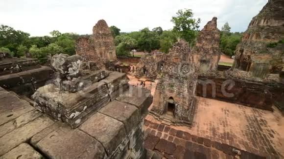 柬埔寨吴哥窟古寺的盘视频的预览图