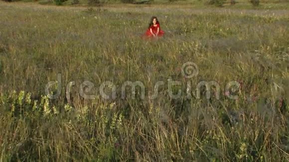 美丽的小女孩在绿色草地上奔跑视频的预览图