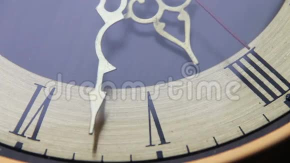 老式模拟古董时钟与箭头视频的预览图